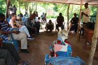 Diskussion mit Dorfbewohnern Fahiako